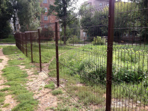 Забор металлический секционный из сварной сетки коричневый