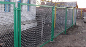 Забор для частного дома из сетки рабицы зеленый